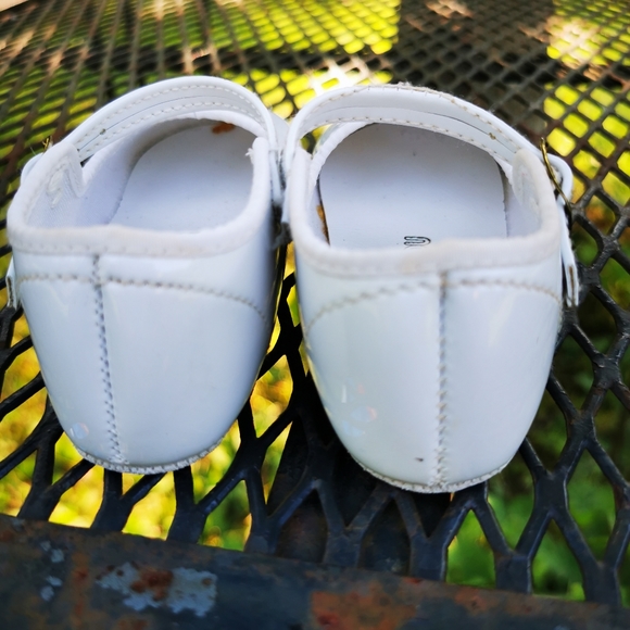 Vintage Zeddy White Faux Patent Leather Baby Shoes with Heart Cut Outs ~ Size 3 - Picture 11 of 16